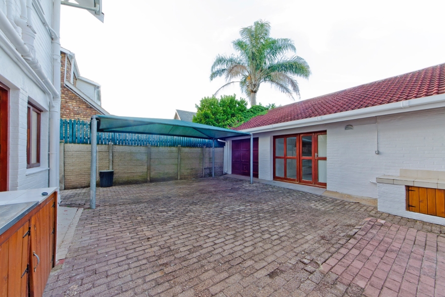 6 Bedroom Property for Sale in Leisure Isle Western Cape